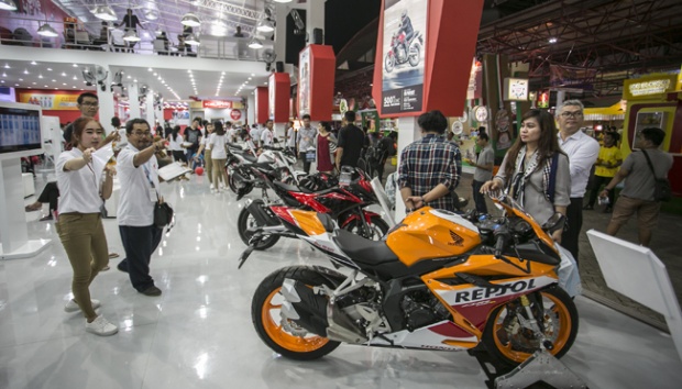 Pengunjung saat berada disalah satu store yang ada di Pekan Raya Jakarta 2017, Kemayoran, Jakarta Pusat, 8 Juni 2017. PRJ akan memamerkan produk dari berbagai sektor industri, seperti otomotif mobil dan sepeda motor, teknologi informasi, komputer, alat olah raga, fashion and garment, peralatan rumah tangga, furniture, barang-barang elektronik, kuliner, industri kreatif, kerajinan tangan, herbal & medicine, perbankan, produk jasa, kosmetik, dan lain-lain. Tempo/Rizki Putra